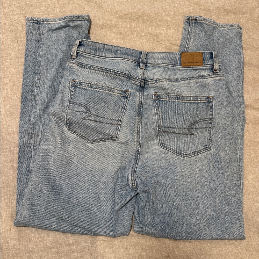American Eagle Light Wash High-Rise Mom Jeans size 4